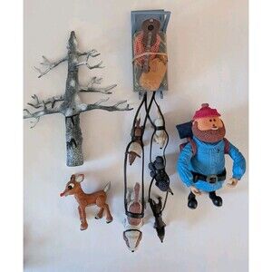 2002 Playing Mantis Rudolph Yukon Cornelius Sled 5 Dogs Tree Figure Lot